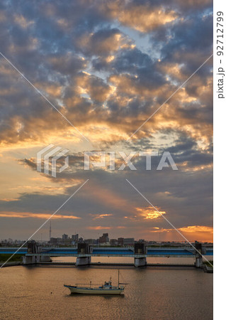 江戸川放水路水門の夕景　行徳橋 92712799