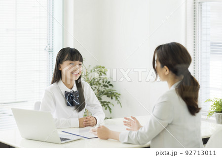 塾で面談をする女子学生 高校生 中学生 92713011