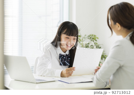 塾でテストの結果を喜ぶ女子学生 高校生 中学生 92713012