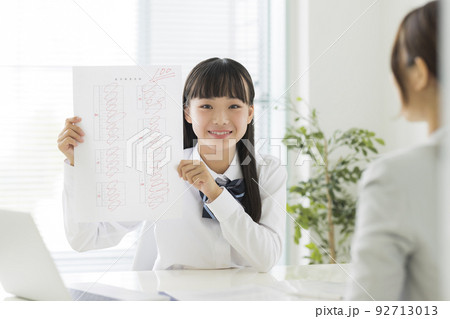 塾でテストの結果を喜ぶ女子学生 高校生 中学生 92713013