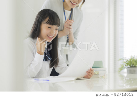 塾でテストの結果を喜ぶ女子学生 高校生 中学生 塾でテストの結果を喜ぶ女子学生 高校生 中学生 92713015