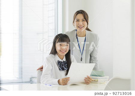塾でテストの結果を喜ぶ女子学生 高校生 中学生 塾でテストの結果を喜ぶ女子学生 高校生 中学生 92713016