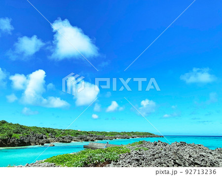 与論島の青くて美しい海と白い砂浜 与論島の青くて美しい海と白い砂浜 92713236