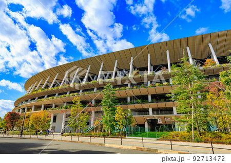 秋の東京　新宿区　国立競技場　青山門 92713472