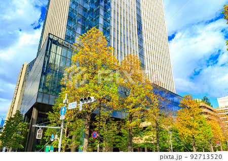 秋の東京　新宿区の都市風景　四谷駅前付近 92713520