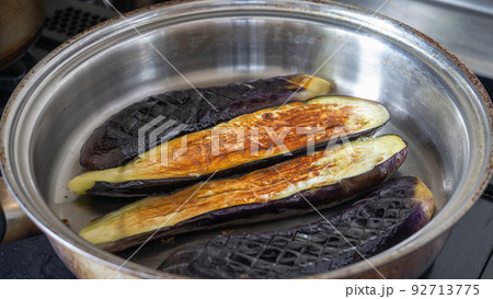 焼き茄子・フライパンでナスを焼く 焼き茄子・フライパンでナスを焼く 92713775