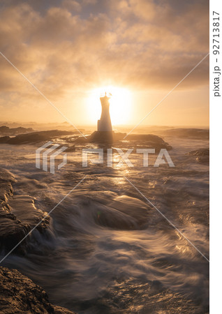 千葉県南房総市 安房白浜港灯台の朝焼け 千葉県南房総市 安房白浜港灯台の朝焼け 92713817