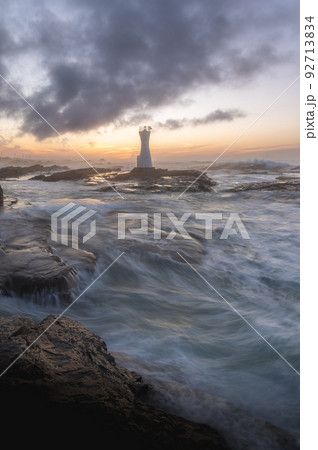 千葉県南房総市　安房白浜港灯台の朝焼け 92713834