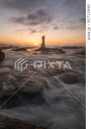千葉県南房総市　安房白浜港灯台の朝焼け 92713840