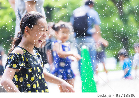 水遊びをするかわいい小学生 92713886