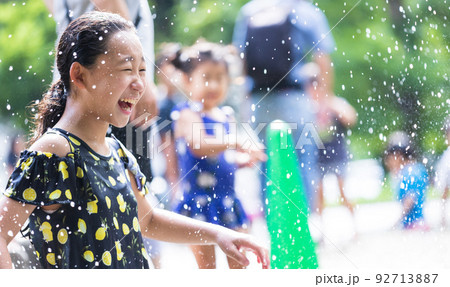 水遊びをするかわいい小学生 水遊びをするかわいい小学生 92713887