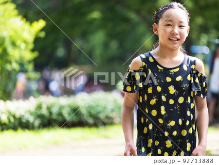 水遊びをするかわいい小学生 92713888