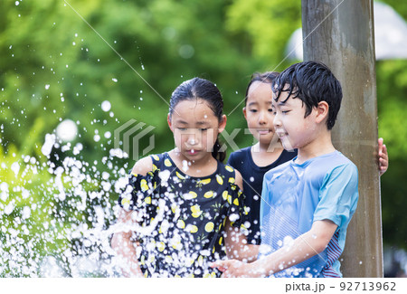 水遊びをするかわいい子供たち 92713962