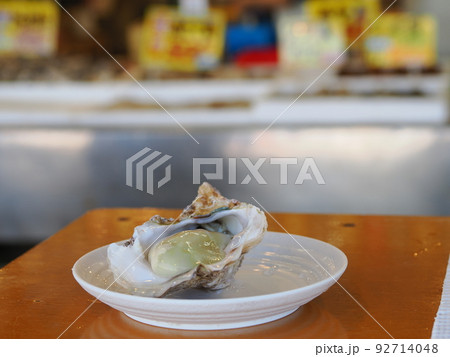 寺泊　魚市場の岩カキ 92714048