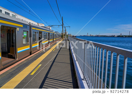 神奈川県横浜市鶴見区の海に面した海芝浦駅のホーム 神奈川県横浜市鶴見区の海に面した海芝浦駅のホーム 92714278