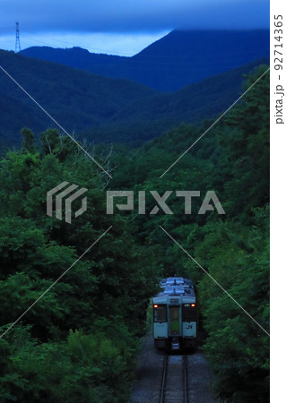 夕闇の八ヶ岳高原を走る小海線キハ110系気動車_2022/7/23撮影 夕闇の八ヶ岳高原を走る小海線キハ110系気動車_2022/7/23撮影 92714365