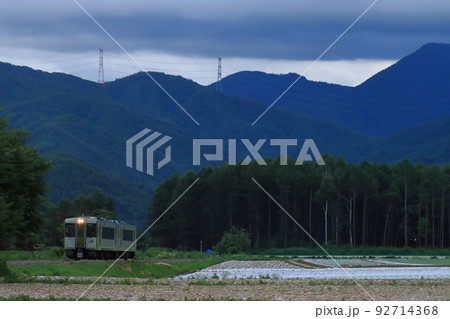 入道雲を背景にのんびり走る小海線キハ110系気動車_2022/7/23撮影 92714368