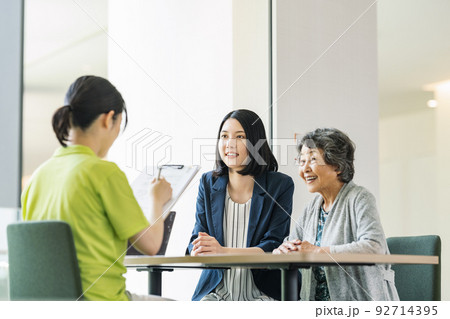 介護の相談をする女性 介護の相談をする女性 92714395