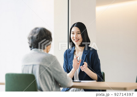 シニア女性に説明をする女性 シニア女性に説明をする女性 92714397