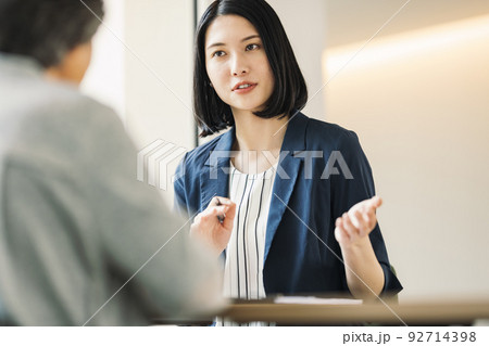 顧客に説明をする女性 92714398