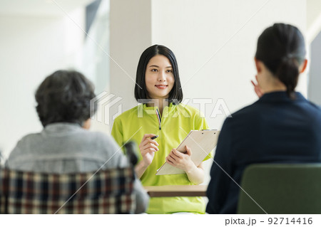 家族に説明をする介護士 92714416
