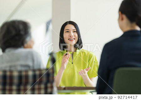 家族に説明をする介護士 家族に説明をする介護士 92714417