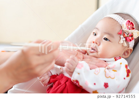 お食い初め 百日祝い 食べる真似をする赤ちゃん お食い初め 百日祝い 食べる真似をする赤ちゃん 92714555