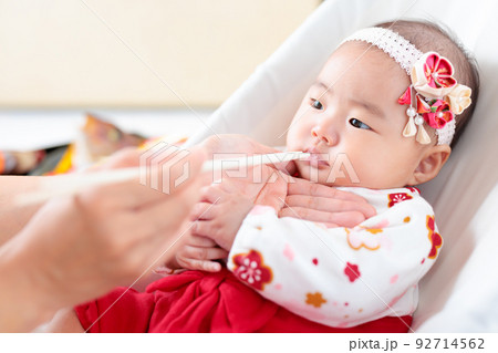 お食い初め　百日祝い　食べる真似をする赤ちゃん 92714562