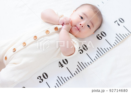 生後3ヶ月の赤ちゃん　乳児　身長を測る　身長計　成長　コピースペース 92714680