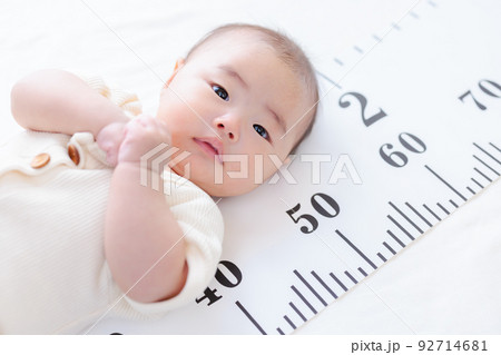 生後3ヶ月の赤ちゃん　乳児　身長を測る　身長計　成長　コピースペース 92714681