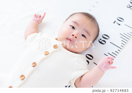 生後3ヶ月の赤ちゃん　乳児　身長を測る　身長計　成長　コピースペース 92714683