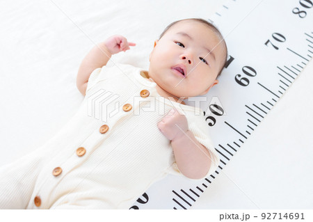 生後3ヶ月の赤ちゃん　乳児　身長を測る　身長計　成長　コピースペース 92714691