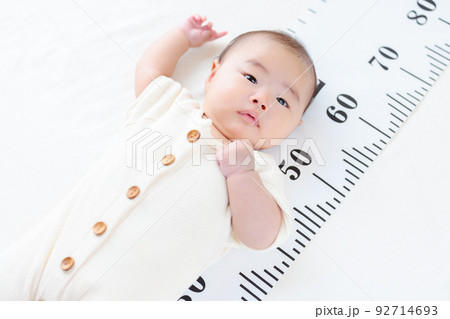 生後3ヶ月の赤ちゃん 乳児 身長を測る 身長計 成長 コピースペース 生後3ヶ月の赤ちゃん 乳児 身長を測る 身長計 成長 コピースペース 92714693