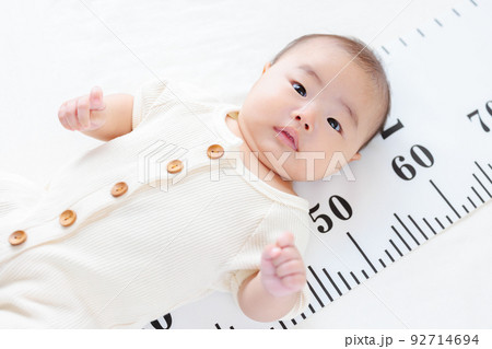 生後3ヶ月の赤ちゃん　乳児　身長を測る　身長計　成長　コピースペース 92714694