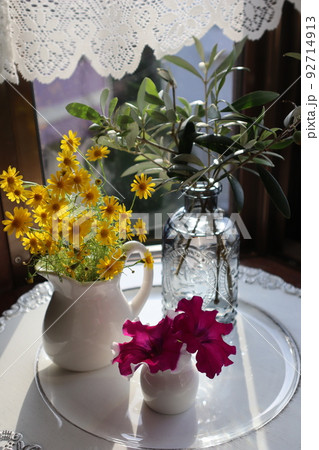 出窓に庭の花を飾る 92714913