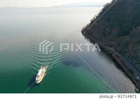 海津大崎の湖畔沿いの桜並木の空撮 92714971