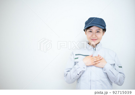 帽子を被った作業着姿の女性 白バック 帽子を被った作業着姿の女性 白バック 92715039