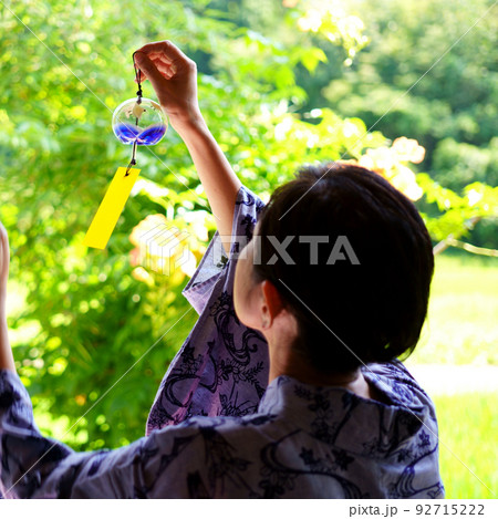 藍染の浴衣を着て風鈴を持つ女性　風鈴を吊るす女性 92715222
