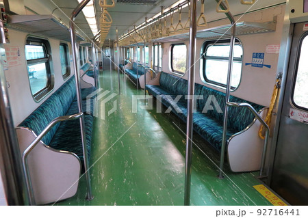 台湾の韓国製EMU600型区間車(普通各駅停車)車内の座席 台湾の韓国製EMU600型区間車(普通各駅停車)車内の座席 92716441
