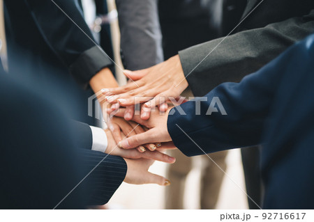 ビジネス　チーム　団結 92716617