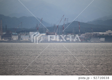 洋上から眺める福島第一原子力発電所(2022年) 洋上から眺める福島第一原子力発電所(2022年) 92716638
