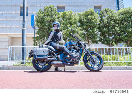 横浜をツーリングする笑顔の女性ライダー 92716641