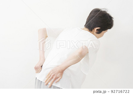 腰痛のシニア女性の後ろ姿　白バック 92716722