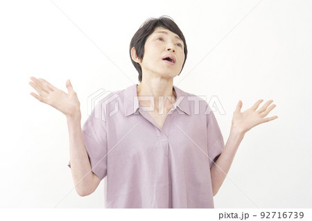 ギブアップするシニア女性 白バック ギブアップするシニア女性 白バック 92716739