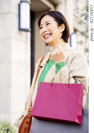 ショッピングをする女性 92716857