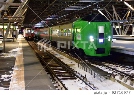 2021年12月、北海道の旭川駅から稚内駅までの宗谷本線の風景 92716977