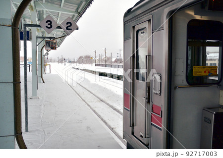 2021年12月、北海道の旭川駅から稚内駅までの宗谷本線の風景 92717003