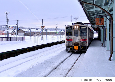 2021年12月、北海道の旭川駅から稚内駅までの宗谷本線の風景 92717006