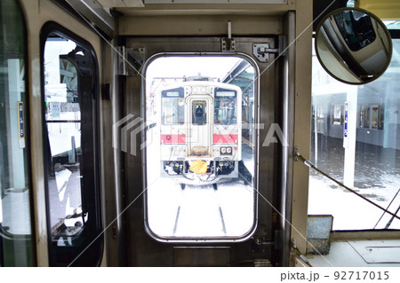 2021年12月、北海道の旭川駅から稚内駅までの宗谷本線の風景 92717015