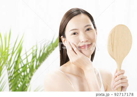 鏡を持って微笑む女性 鏡を持って微笑む女性 92717178